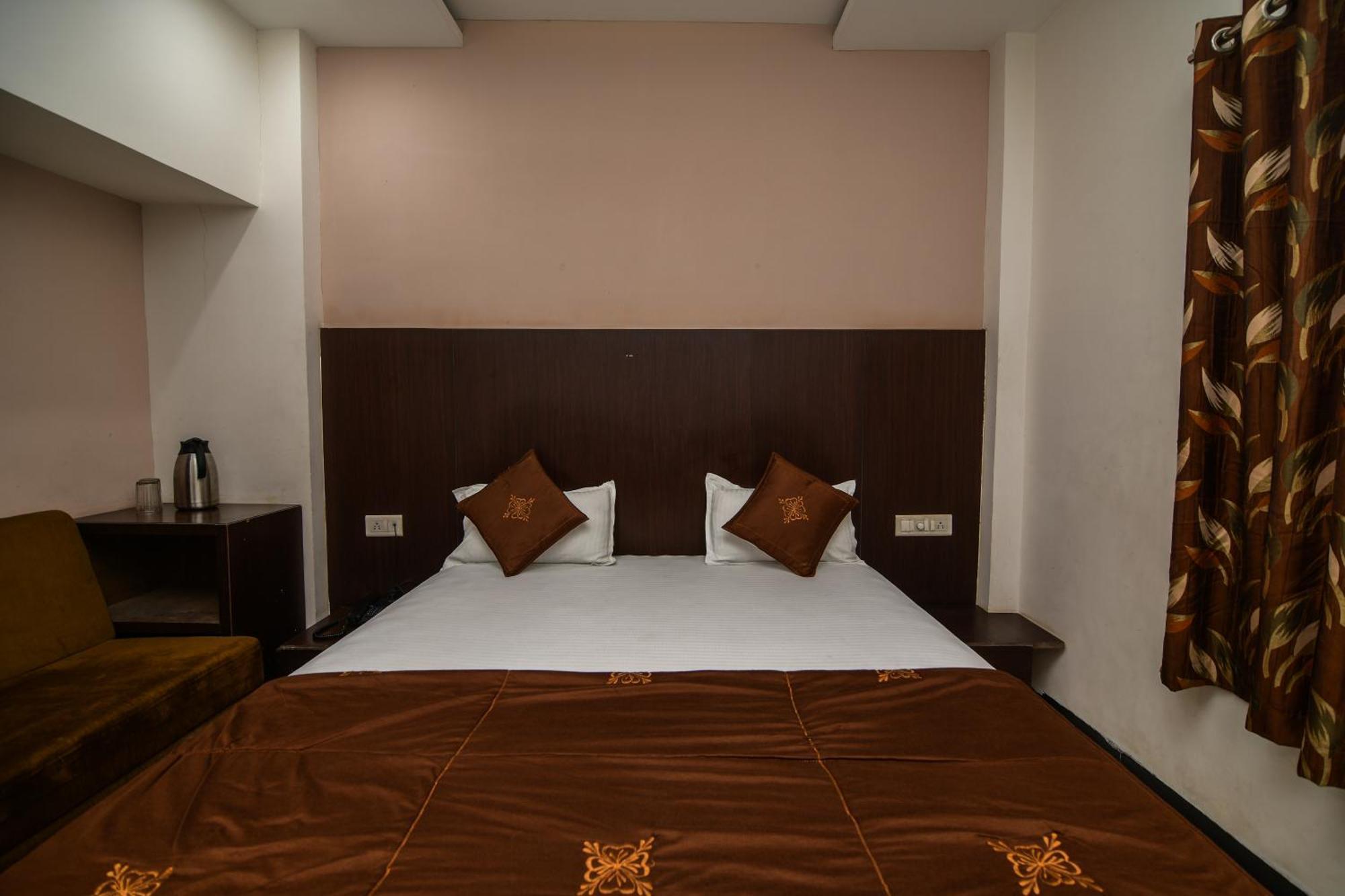 Shree Ram Hotel อุจเจน ภายนอก รูปภาพ